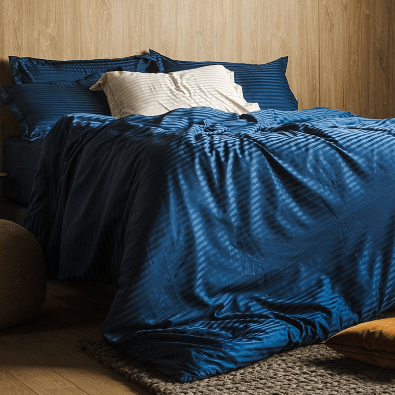 COUETTE RAYÉE SATINÉE BLEU MARINE – Image 2