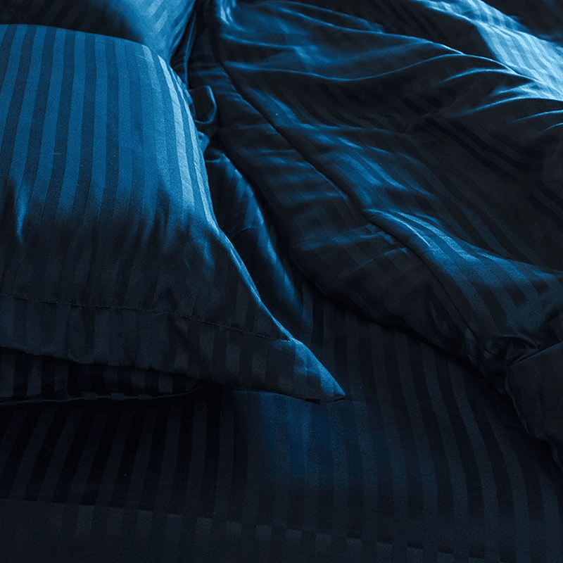 COUETTE RAYÉE SATINÉE BLEU MARINE – Image 3