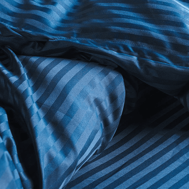 COUETTE RAYÉE SATINÉE BLEU MARINE – Image 4