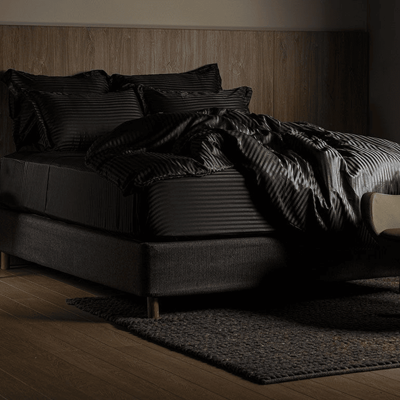 COUETTE RAYÉE SATINÉE NOIRE – Image 2