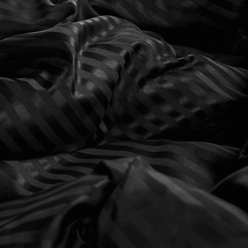 COUETTE RAYÉE SATINÉE NOIRE – Image 3