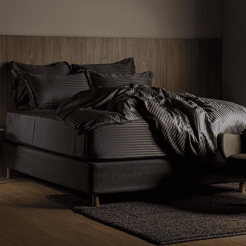 COUETTE RAYÉE SATINÉE GRISE – Image 2